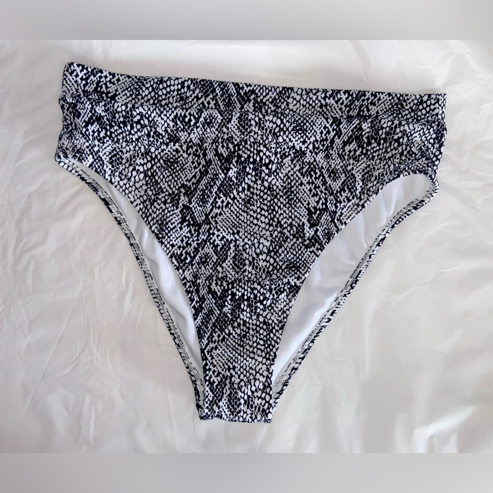 Women’s/Juniors Snake Skin Print, Swimsuit Bottoms - Size: XL